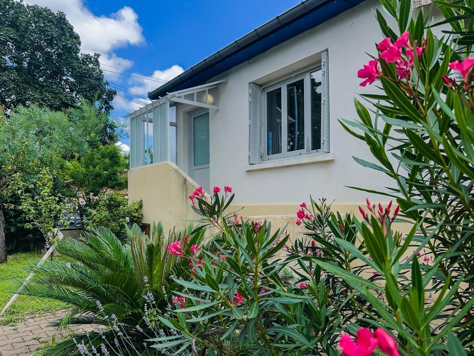 Serenity Suite Vénissieux 外观 照片